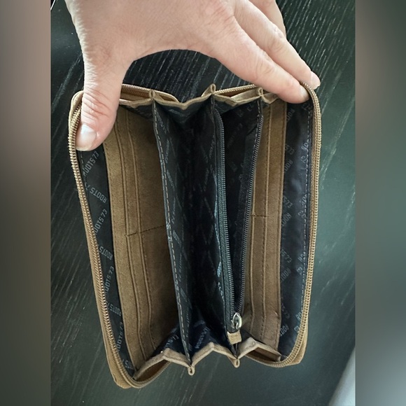 Roots Tan Wallet with Gold Accents - Picture 3 of 3